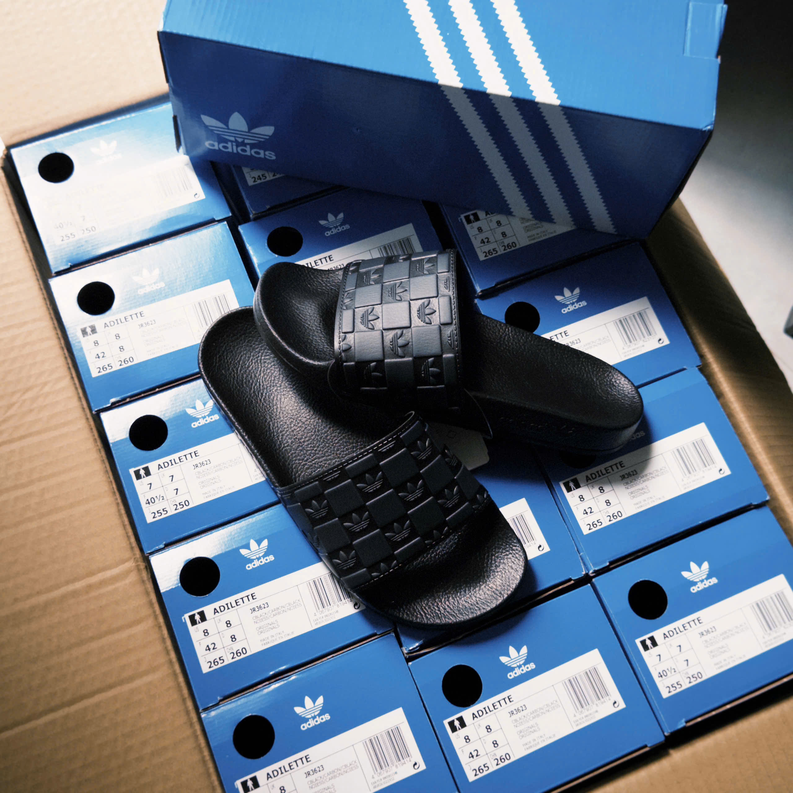 Adidas Adilette Core Black/ Carbon JR3623